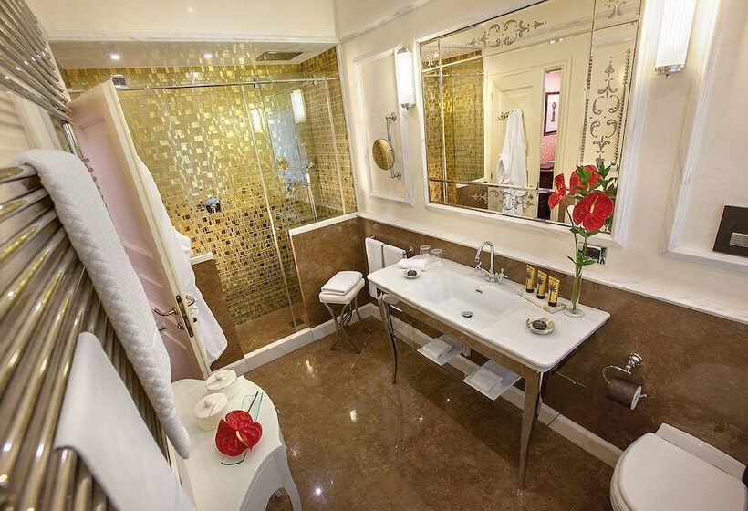 اتاق لوکس با چشم‌انداز دریاچه, Londra Palace Venezia