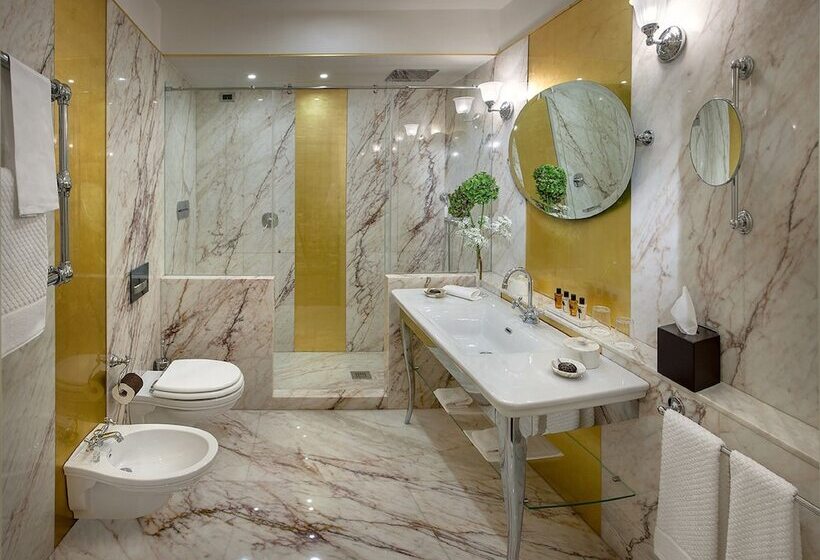 سوییت جونیور با چشم‌انداز دریاچه, Londra Palace Venezia