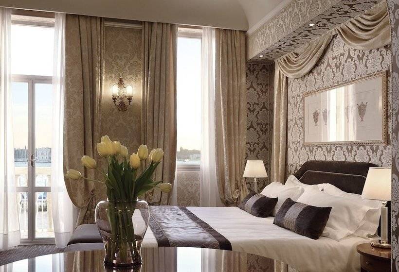 سوییت جونیور با چشم‌انداز دریاچه, Londra Palace Venezia