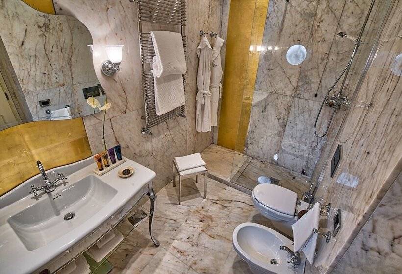 اتاق لوکس با چشم‌انداز دریاچه, Londra Palace Venezia