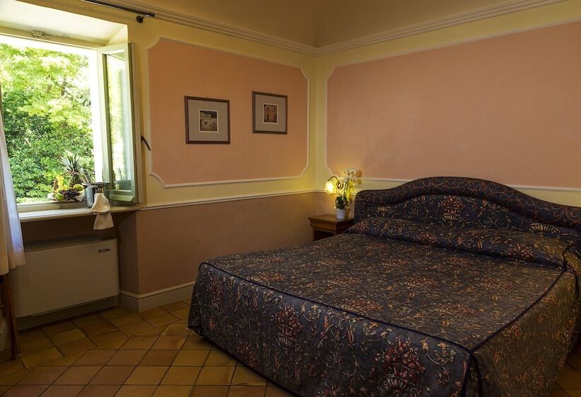 غرفة قياسية مطلّة علي الحديقة, Monteconero