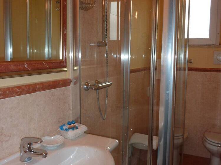 غرفة قياسية مطلّة علي البحر, Monteconero