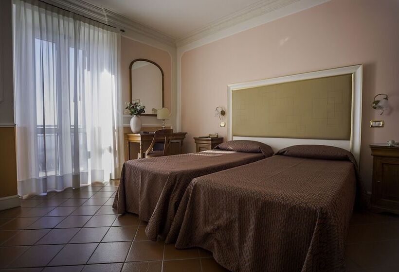 غرفة قياسية مطلّة علي البحر, Monteconero