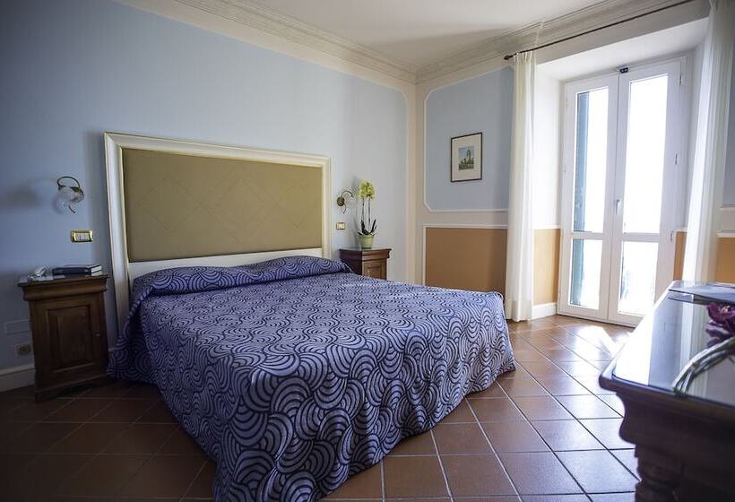 غرفة قياسية مطلّة علي البحر, Monteconero