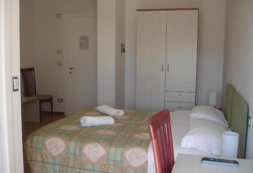 Quarto Triplo Estandar com Sacada, Petit