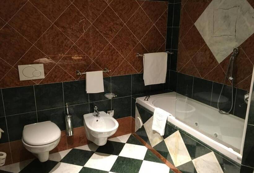 חדר סטנדרט לשלושה, Regina Palace