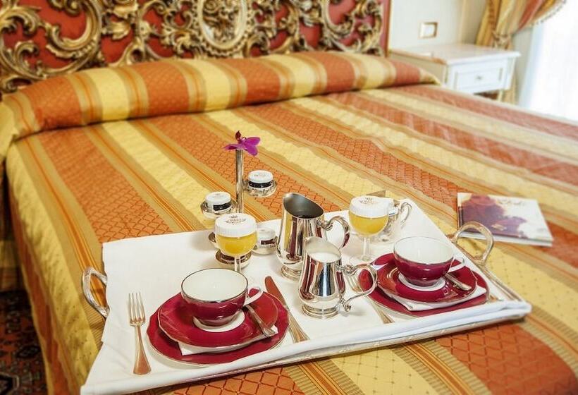 חדר סטנדרט לשלושה, Regina Palace