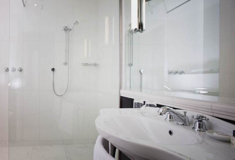 اتاق کلاسیک با چشمانداز دریا, Riviera & Maximilian's