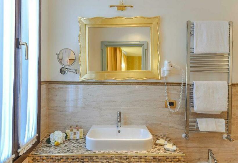 اتاق راحتی, Savoia & Jolanda