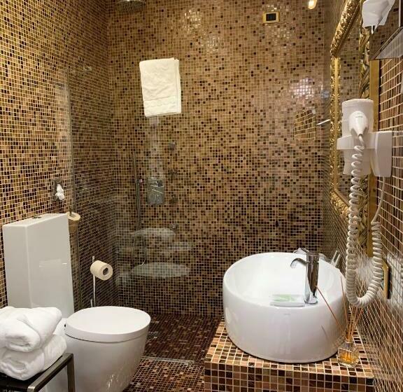 اتاق راحتی, Savoia & Jolanda