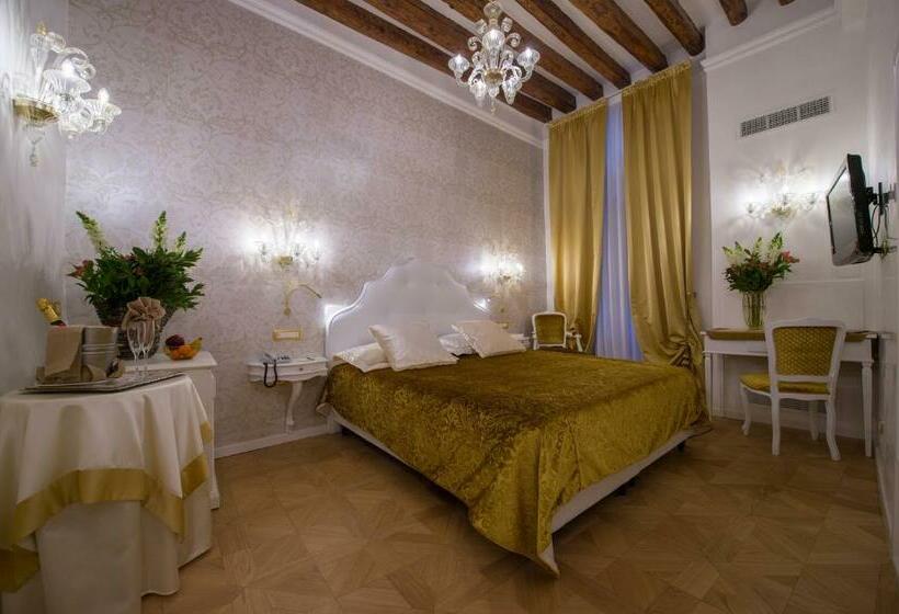 اتاق راحتی, Savoia & Jolanda