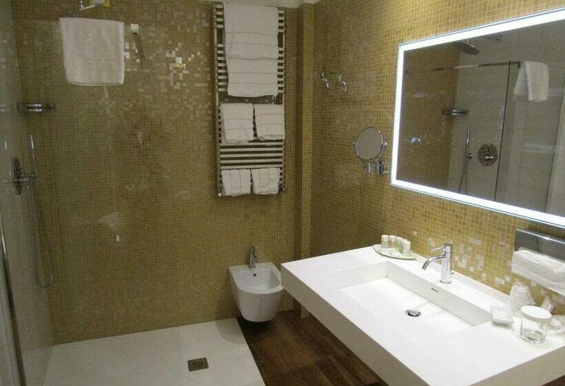 اتاق راحتی, Savoia & Jolanda