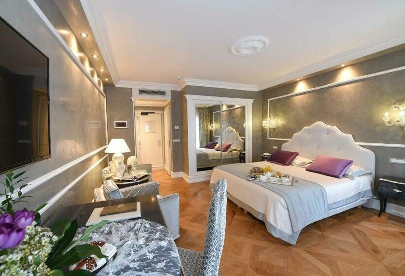 اتاق استاندارد با چشم‌انداز دریاچه, Savoia & Jolanda