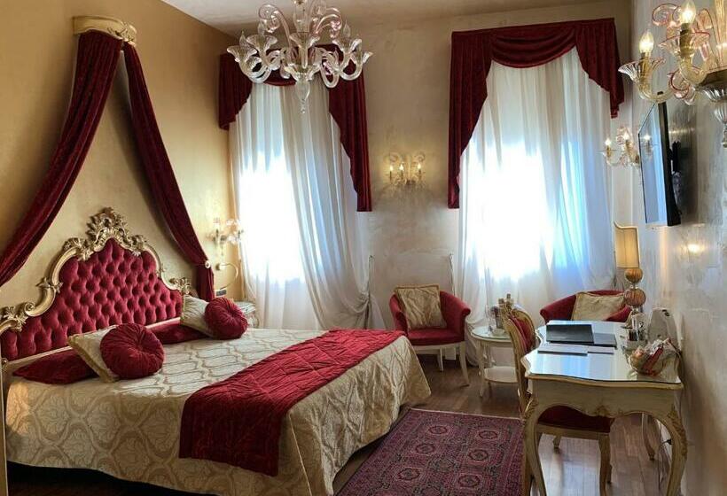 اتاق استاندارد با چشم‌انداز دریاچه, Savoia & Jolanda