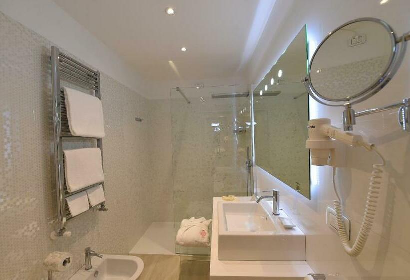 اتاق استاندارد با چشم‌انداز دریاچه, Savoia & Jolanda