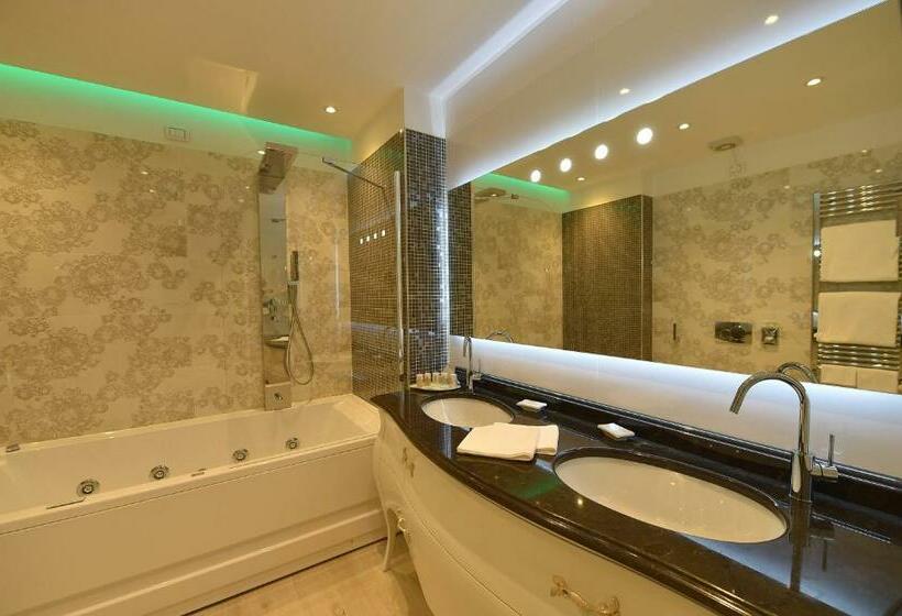 سوییت جونیور با چشم‌انداز دریاچه, Savoia & Jolanda