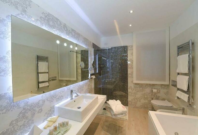 سوییت جونیور با چشم‌انداز دریاچه, Savoia & Jolanda