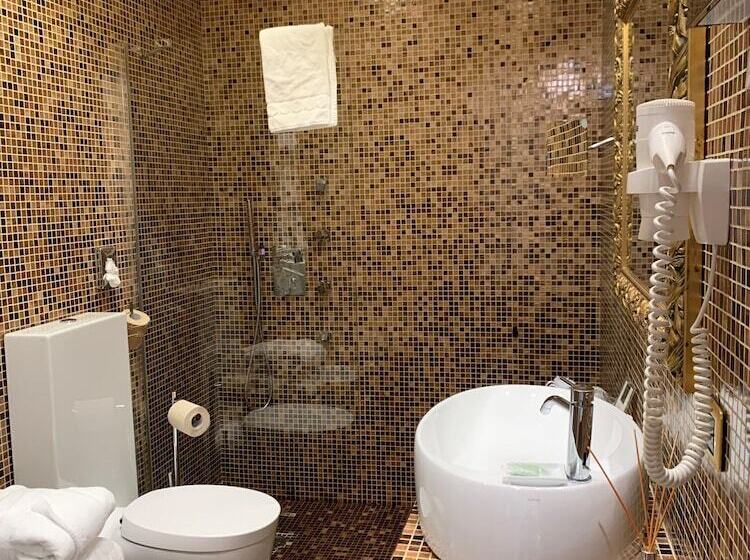 اتاق استاندارد با چشم‌انداز دریاچه, Savoia & Jolanda