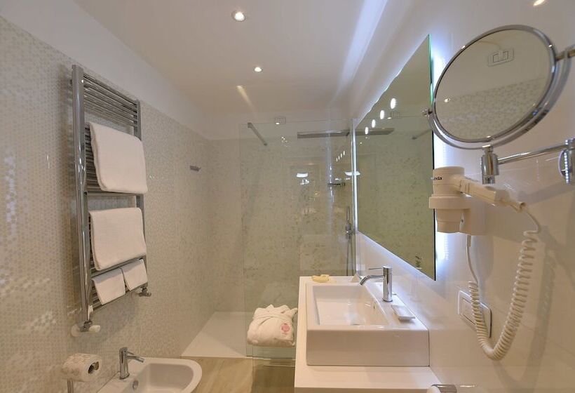 اتاق استاندارد با چشم‌انداز دریاچه, Savoia & Jolanda