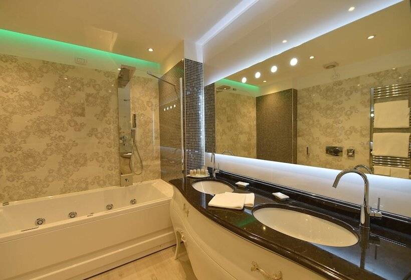 سوییت جونیور با چشم‌انداز دریاچه, Savoia & Jolanda