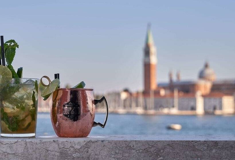 سوییت جونیور با چشم‌انداز دریاچه, Savoia & Jolanda