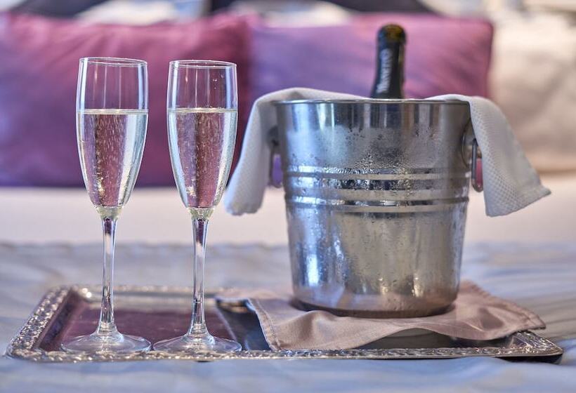 سوییت جونیور با چشم‌انداز دریاچه, Savoia & Jolanda