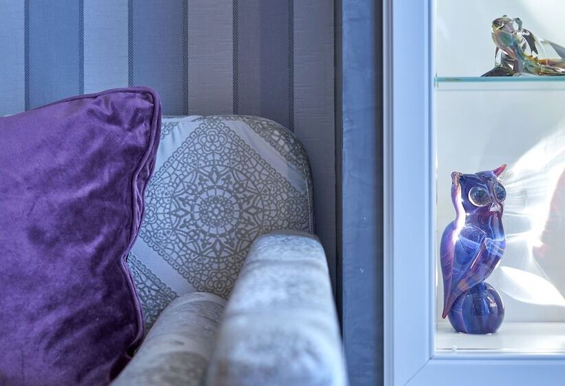 سوییت جونیور با چشم‌انداز دریاچه, Savoia & Jolanda