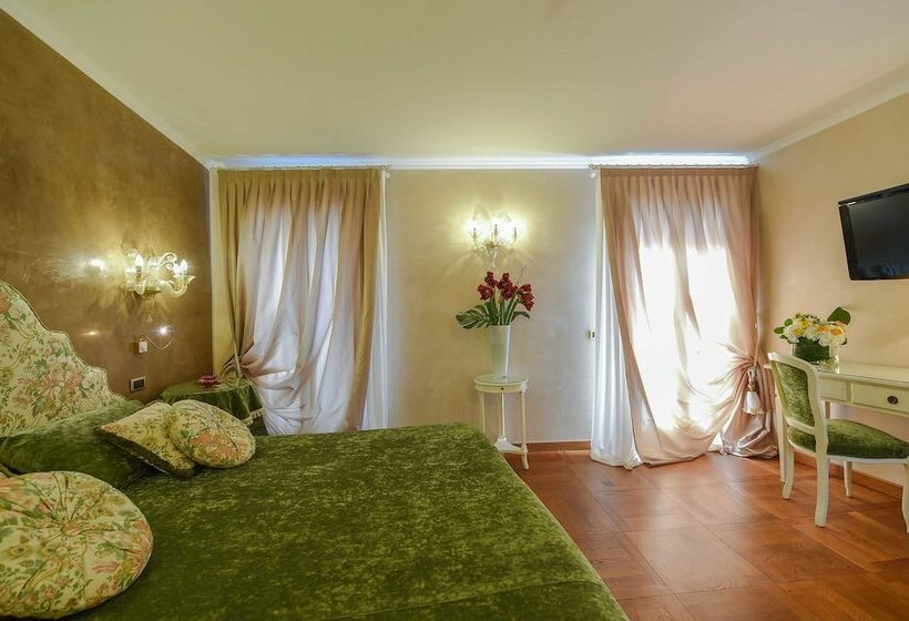 اتاق راحتی, Savoia & Jolanda