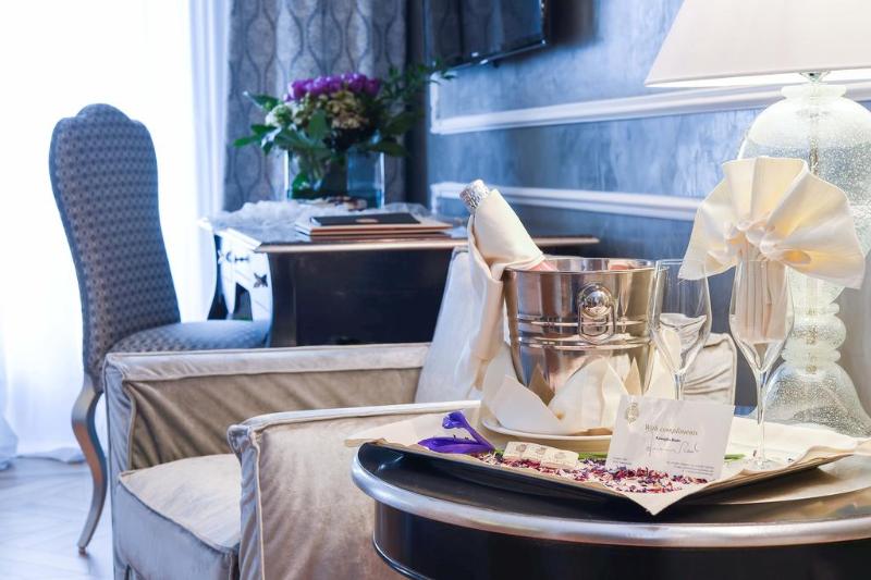 سوییت جونیور با چشم‌انداز دریاچه, Savoia & Jolanda