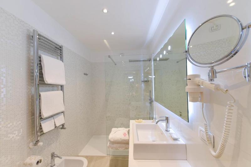 سوییت جونیور با چشم‌انداز دریاچه, Savoia & Jolanda