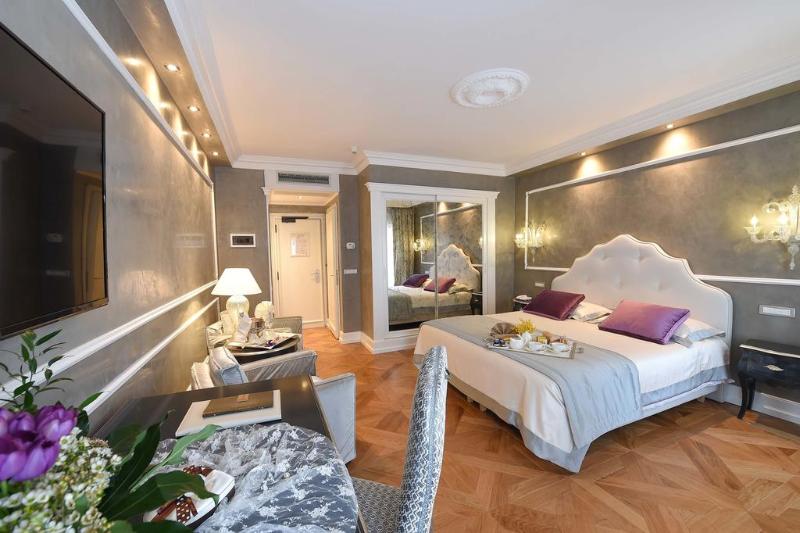 سوییت جونیور با چشم‌انداز دریاچه, Savoia & Jolanda