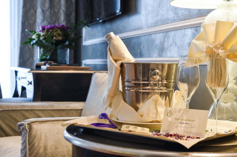 سوییت جونیور با چشم‌انداز دریاچه, Savoia & Jolanda