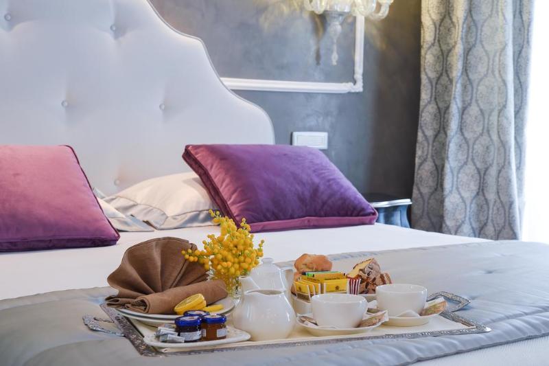 سوییت جونیور با چشم‌انداز دریاچه, Savoia & Jolanda