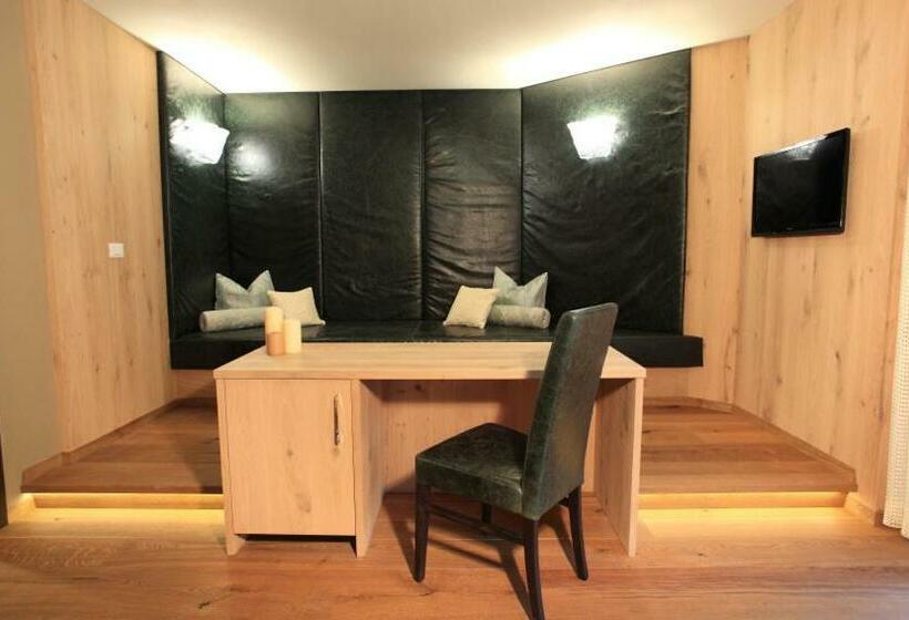 Люкс Вид на Бассейн, Stroblhof Active Family Spa Resort