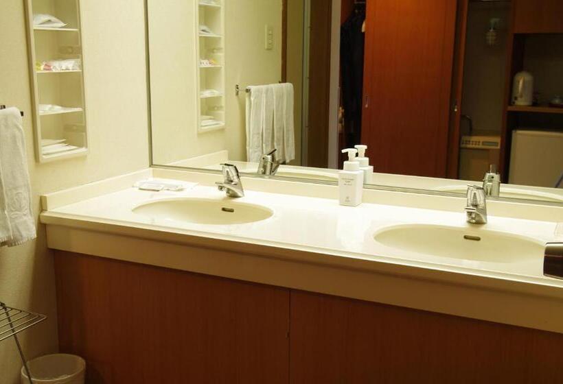 غرفة عائلية, Manza Prince