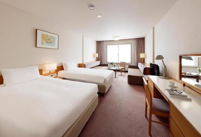 غرفة عائلية, Manza Prince