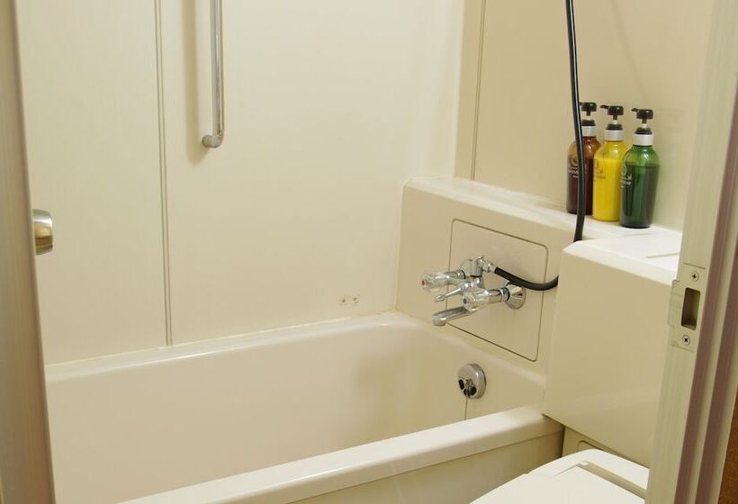 غرفة عائلية, Manza Prince