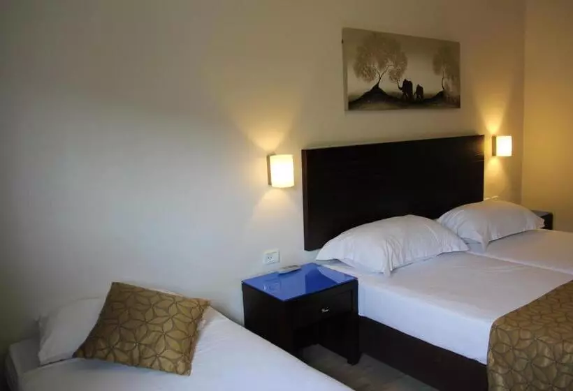 Quarto Triplo Estandar, Restal