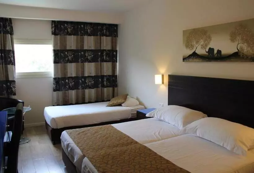Quarto Triplo Estandar, Restal