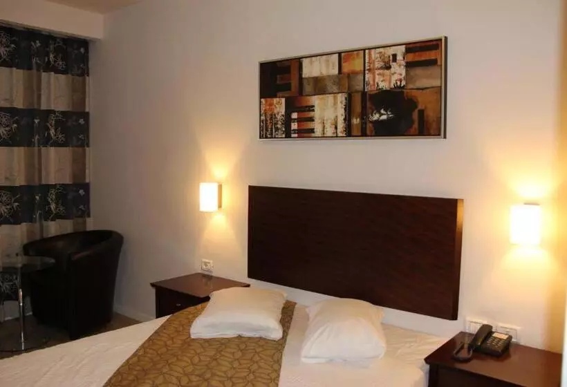 Quarto Estandar Individual, Restal