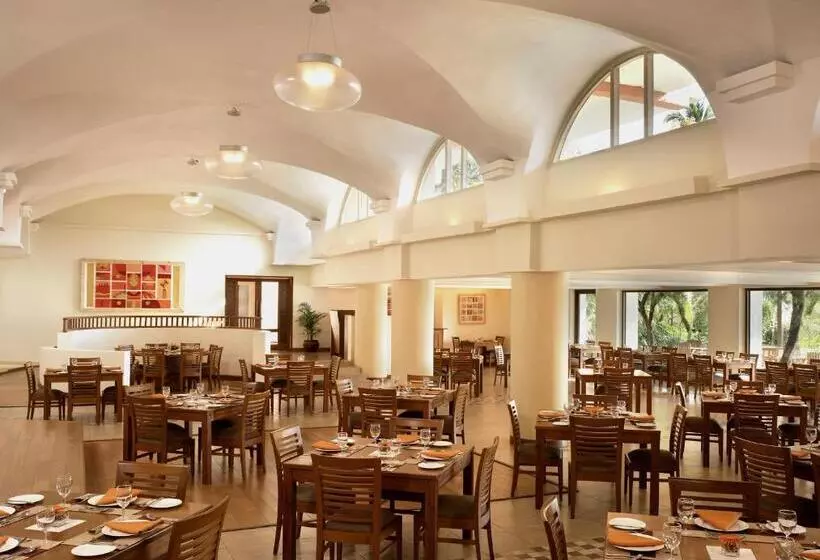 キングサイズベッドのスーペリアルーム, Taj Cidade De Goa Heritage, Goa