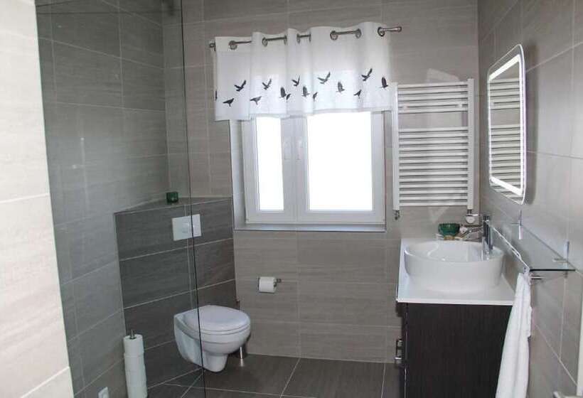 استودیو خانوادگی, Tangi