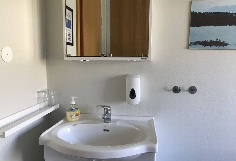 اتاق استاندارد با سرویس بهداشتی مشترک, Tangi