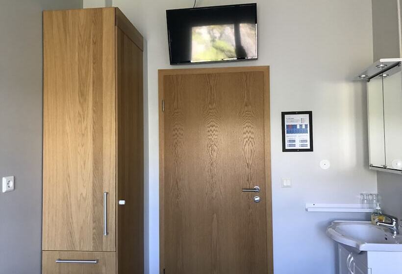 اتاق استاندارد با سرویس بهداشتی مشترک, Tangi