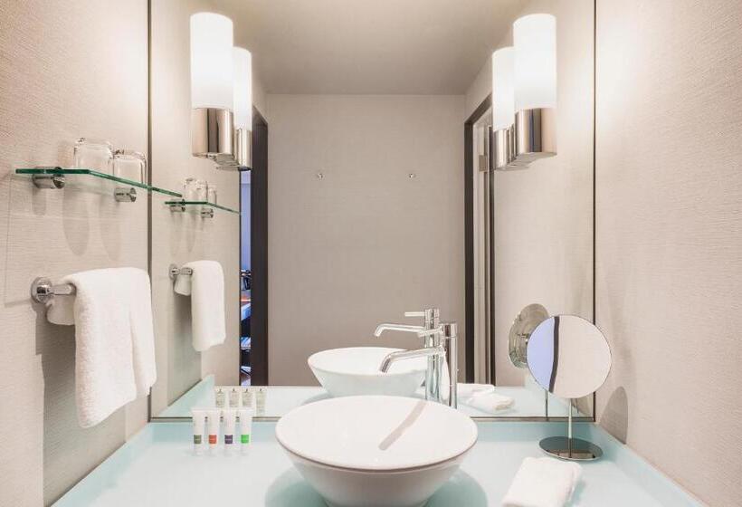 주니어 스위트 킹사이즈 침대, Swissotel Nankai Osaka