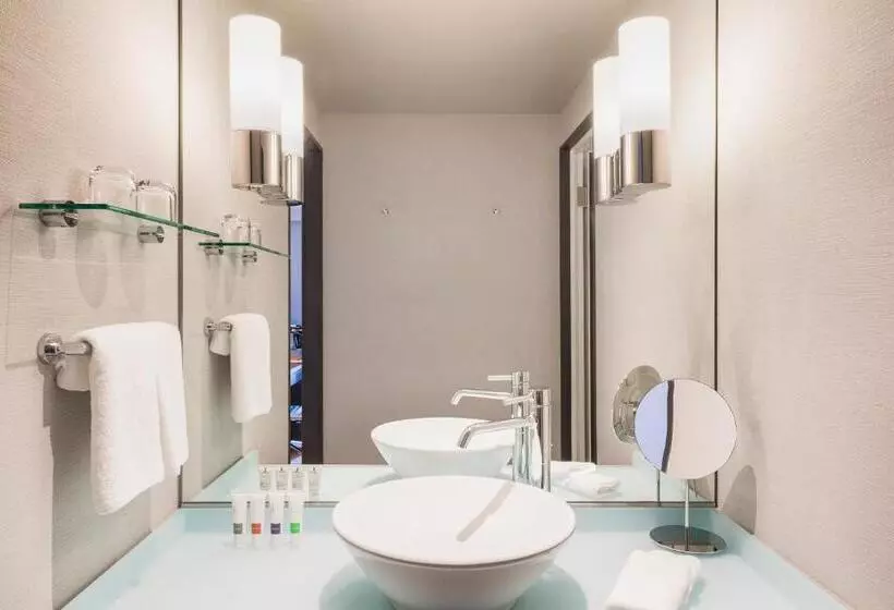 キングサイズベッドのジュニアスイート, Swissotel Nankai Osaka