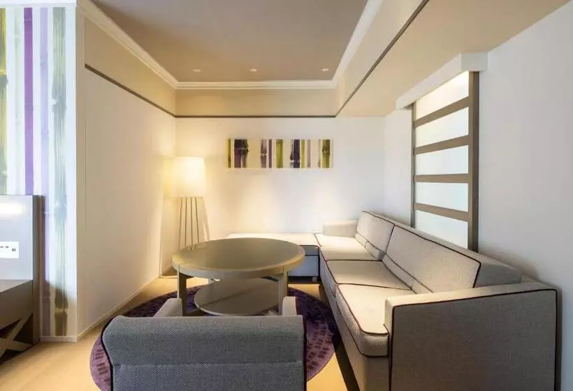 キングサイズベッドのジュニアスイート, Swissotel Nankai Osaka