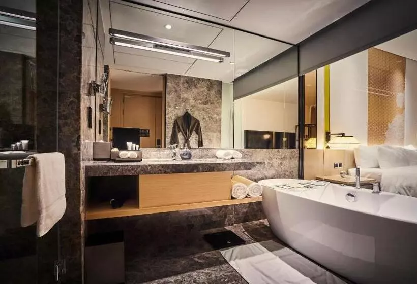 Club Room King Bed