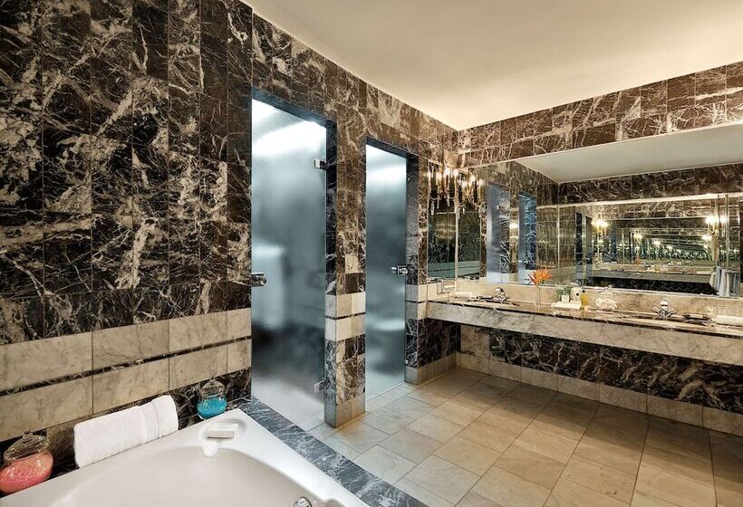 سوئیت ریاست جمهوری سه خوابه, Hilton Yaounde