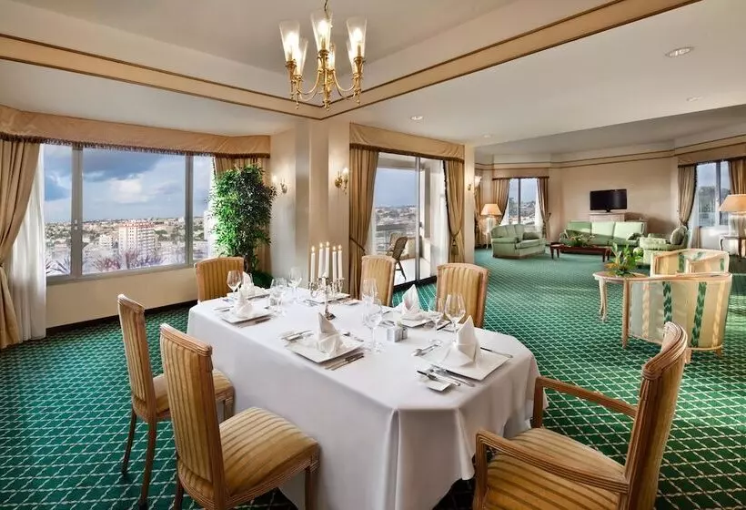 سوئیت ریاست جمهوری سه خوابه, Hilton Yaounde